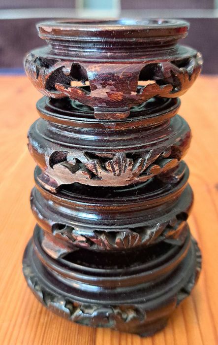 Zdobione orientalnymi wzorami wazoniki z laki