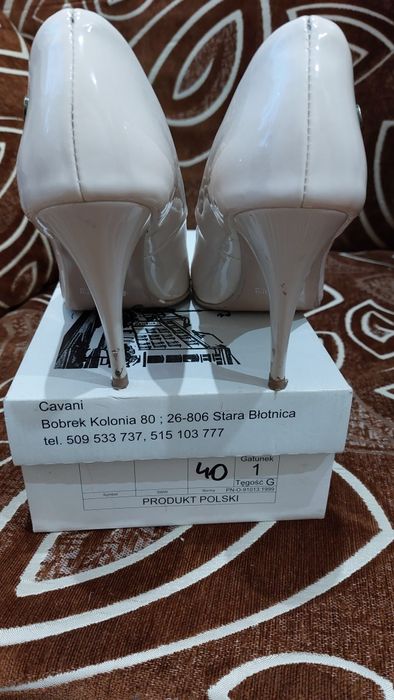 Buty na obcasie lakierki ecru 40
