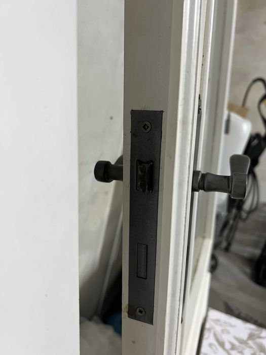 Portas de cozinha brancas com janela