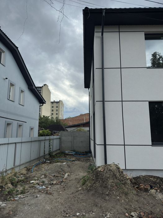 Продається будинок в центрі міста