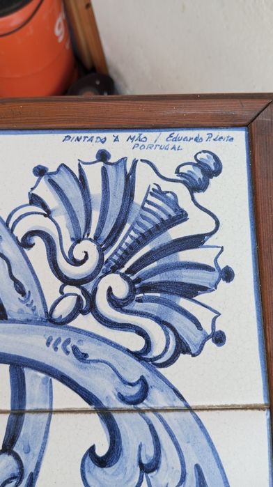 Mesa de Centro em Madeira Maciça com Painel Original de Azulejos Pintados à Mão – Eduardo Leite | Viúva Lamego