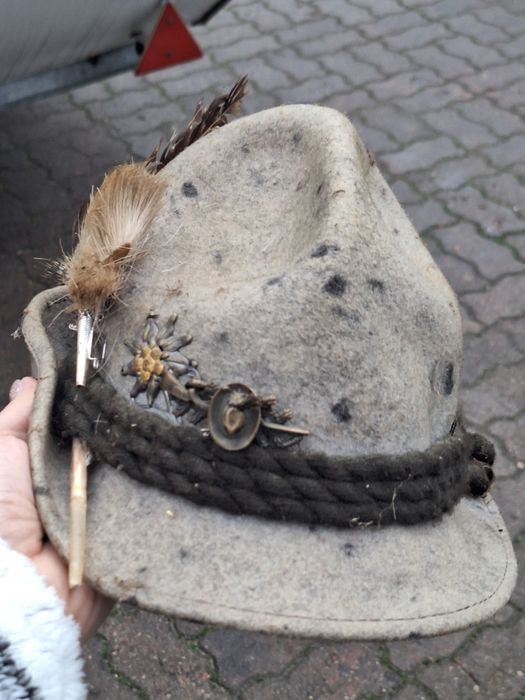 Kapelusz myśliwski z przypinką