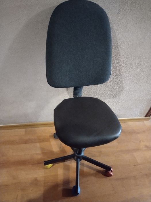 Офісний стул в гарному стані