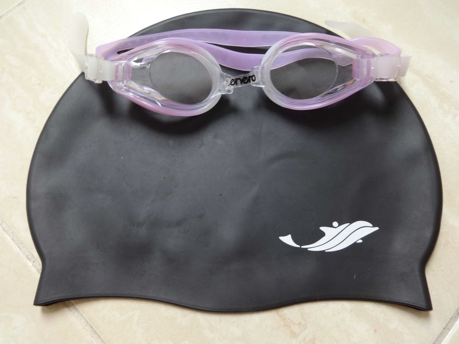 Czepek pływacki z okularkami pływackim.