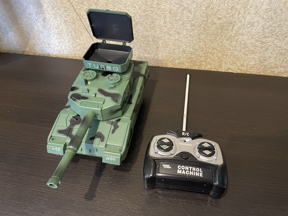 Середній танк на радіо керуванні, стріляє кульками