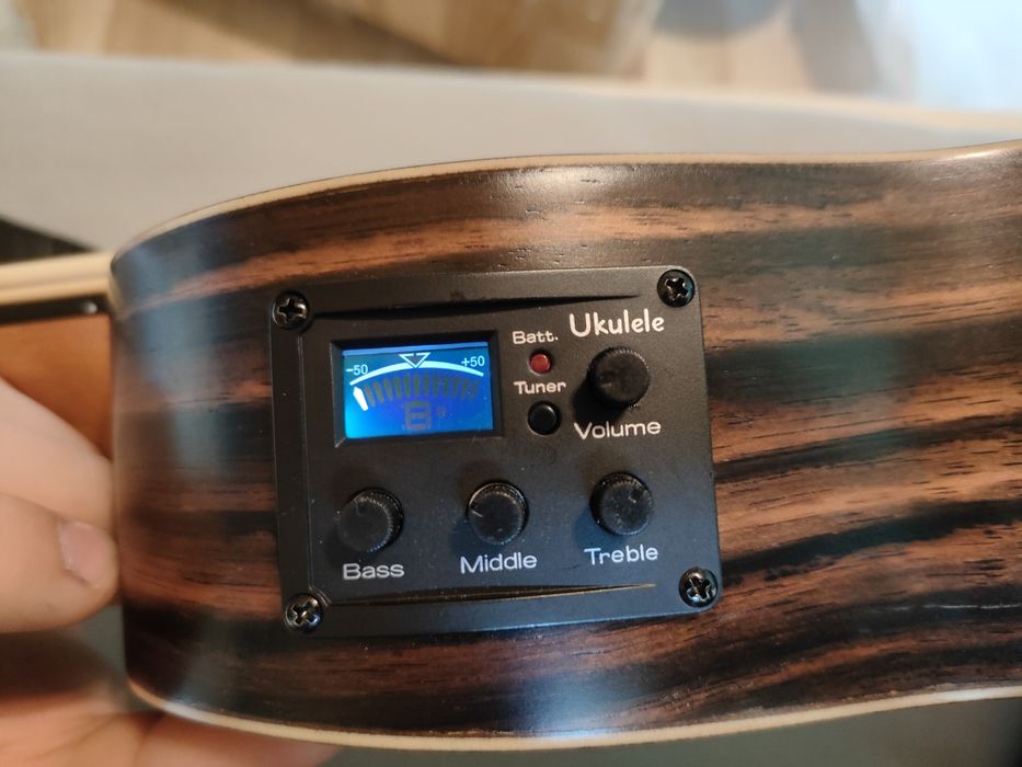 Elektro-akustyczne bezprogowe ukulele basowe aklot akbu30