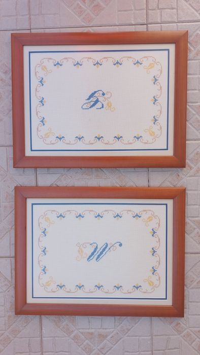 Conjunto de 2 Quadros Bordados em Ponto Cruz – Letras "M" e "G" 2007