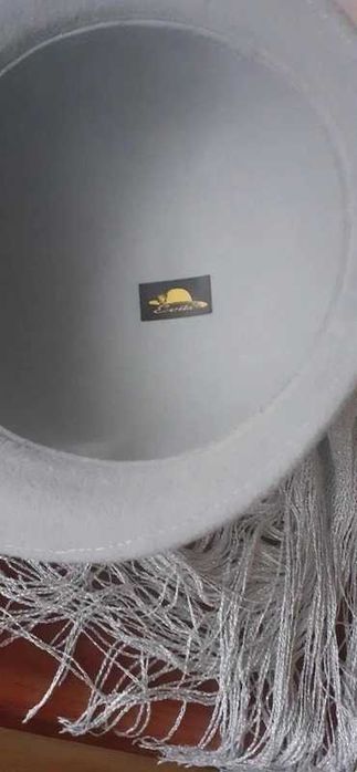 Jasnoszary aksamitny kapelusz + srebrny szal (elegancki zestaw)