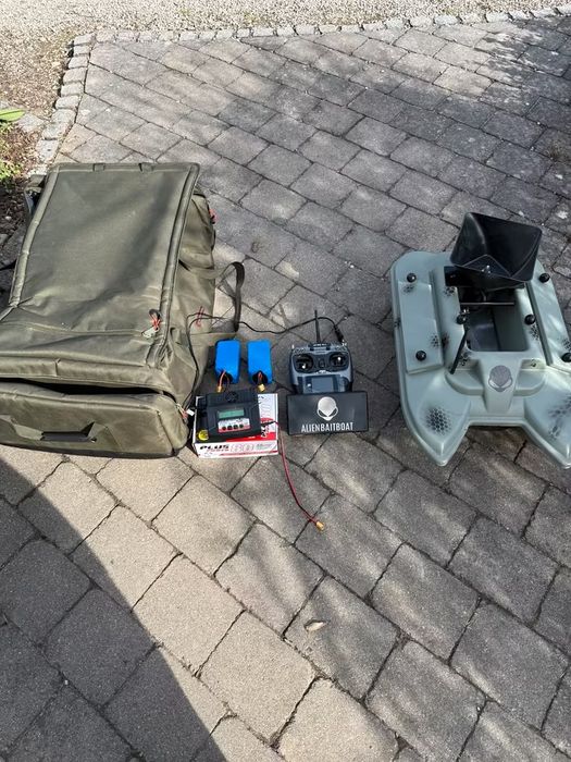 Łódka zanętowa Alien Baitboat Hydra – pełne wyposażenie