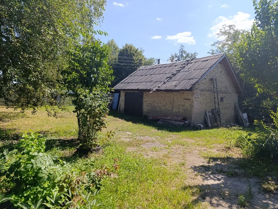 Будинок знаходиться в центрі села Сезенків.