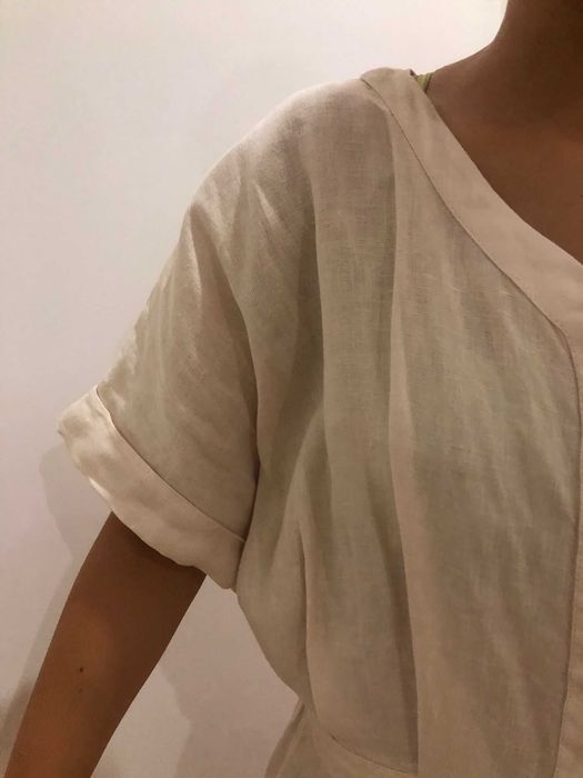 Macacão, em linho bege, manga curta, para adolescente