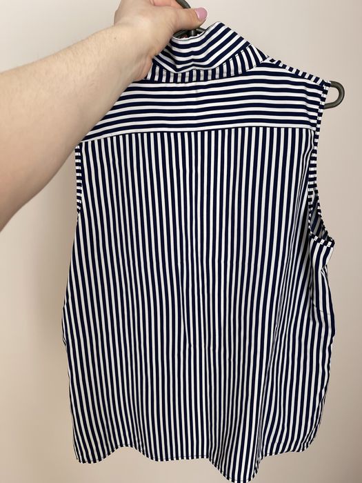 Блуза в полоску, класичні темно-сині брюки