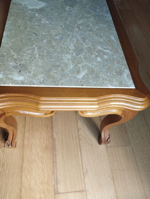 Mesa de apoio com pedra mármore.