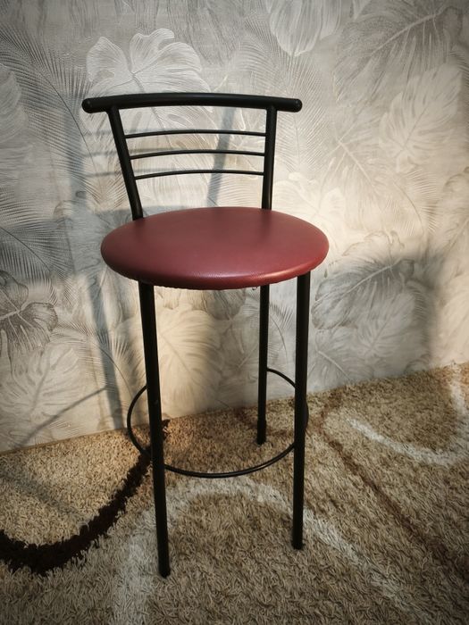 Високий барний стілець бордового кольору