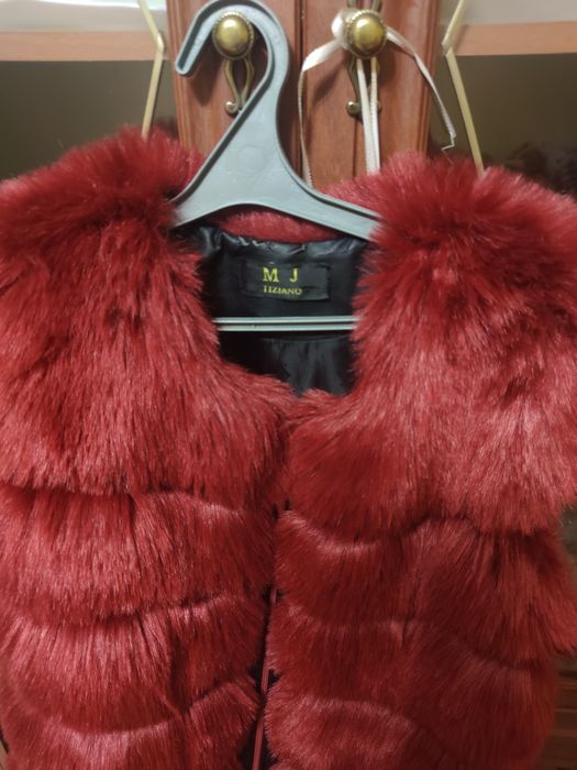 Жилетка хутряна. Колір бордо