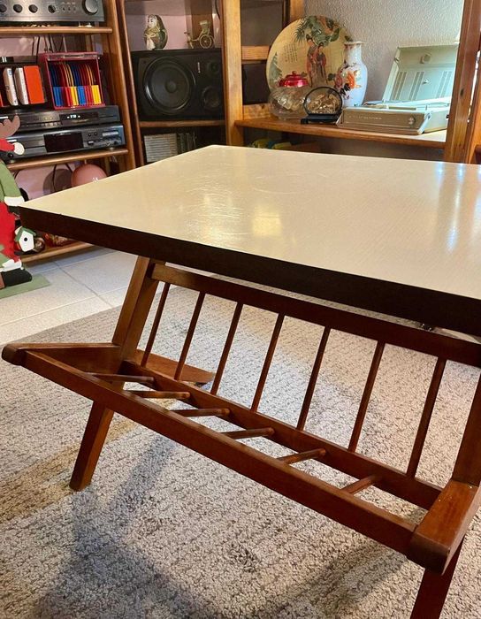Mesa de apoio com revisteiro integrado, estilo Mid-Century Modern