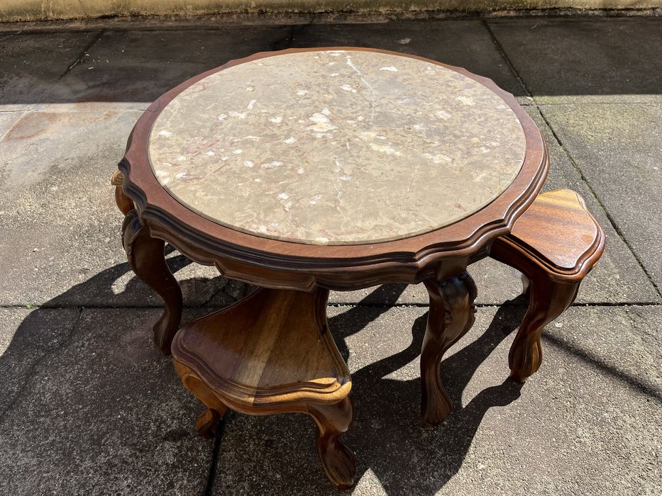 Mesa de mármore e madeira com bancos
