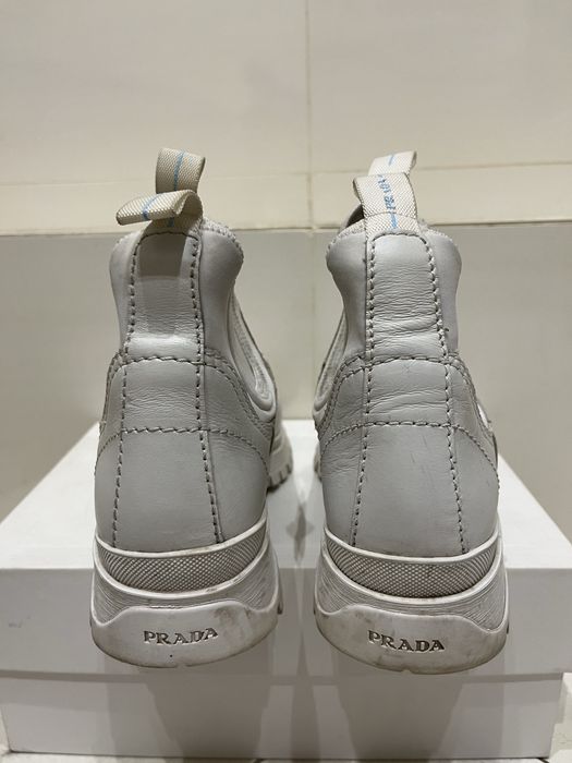 Белые ботинки Prada
