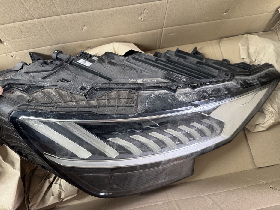 Фара права AUDI Q8 usa