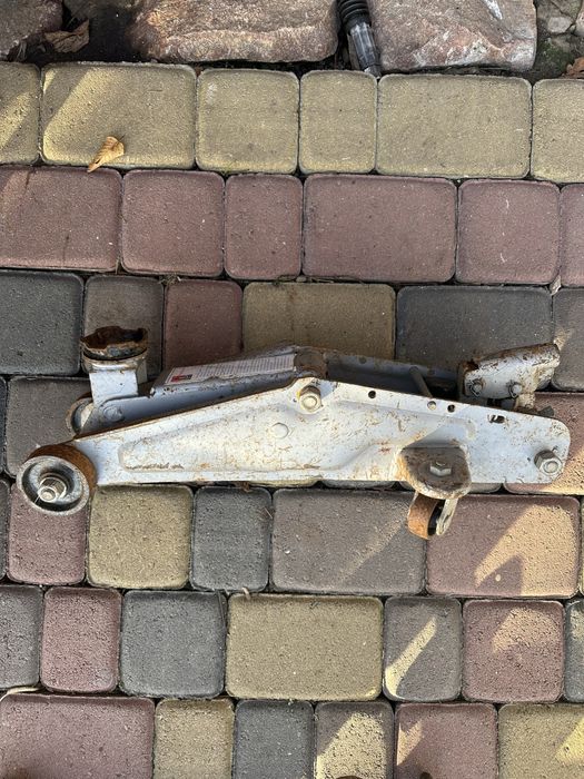 Домкрати з Європи.