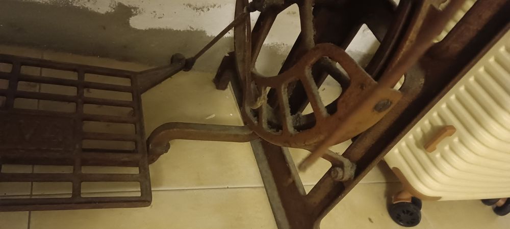 Máquina de costura oliva como nova bem cuidada