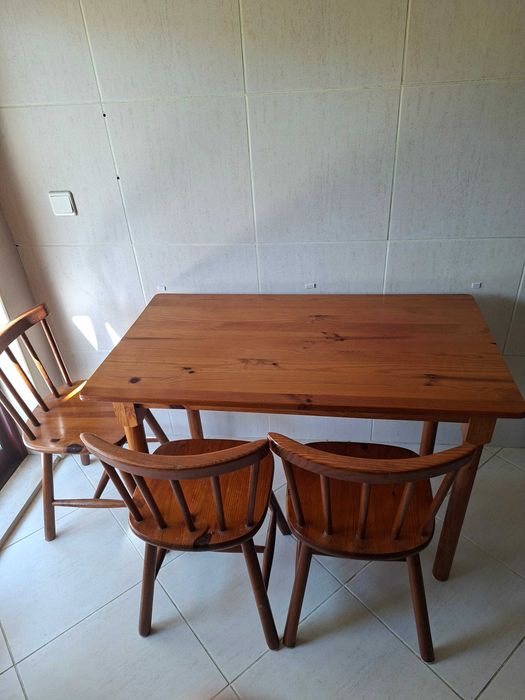 Mesa de madeira em perfeito estado
