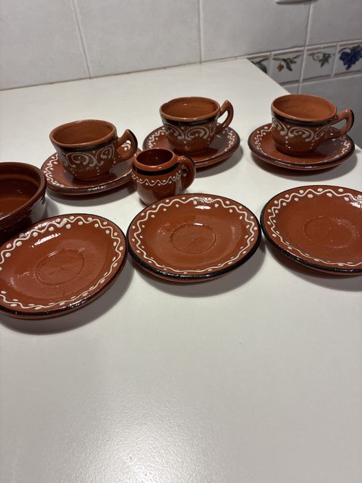 Conjunto, taças e chavenas de café de barro