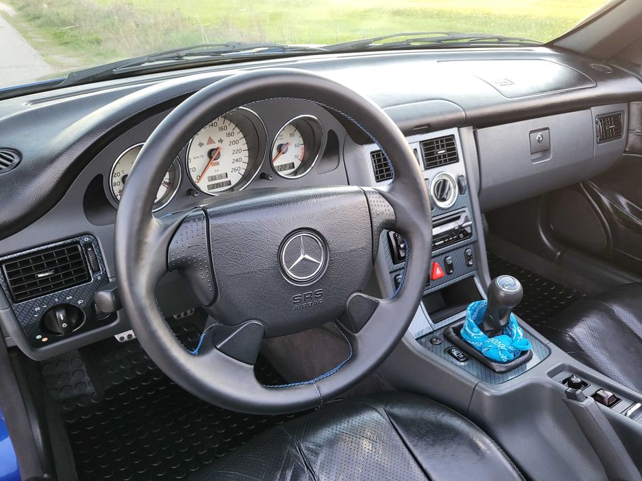 "Mercedes SLK: potência, elegância e performance ao seu alcance."