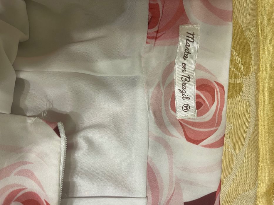 Saia acetinada com motivo de rosas em vários tons de rosa