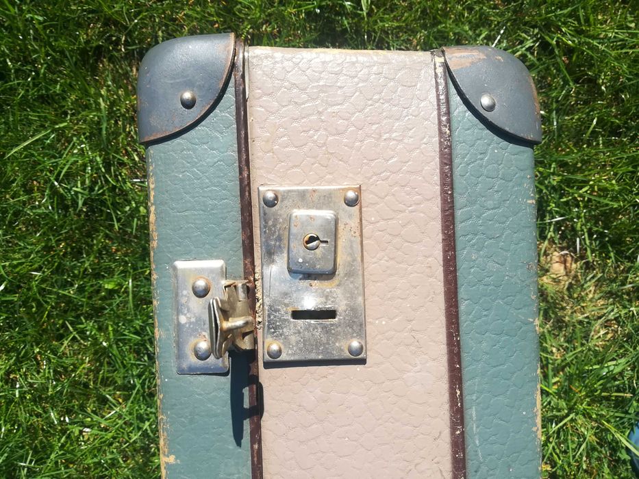 Stara walizka tekturowa