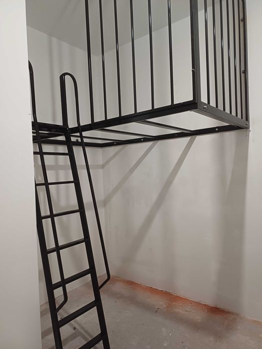 Łożko podwieszane antresola