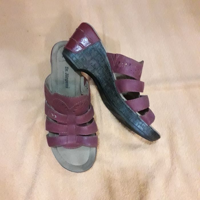 Różowe skórzane klapki na koturnie rozmiar 40