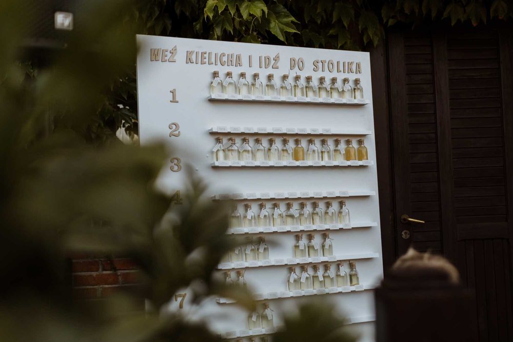 Tablica weselna z numerami stołów
