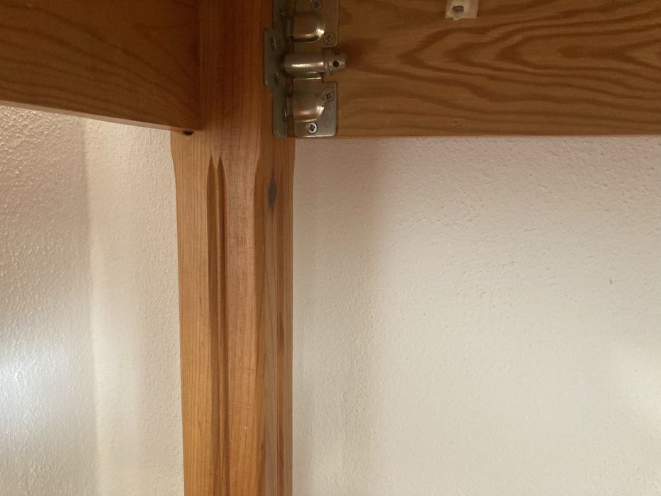 Mesa de jantar em madeira maciça com tampo em azulejos