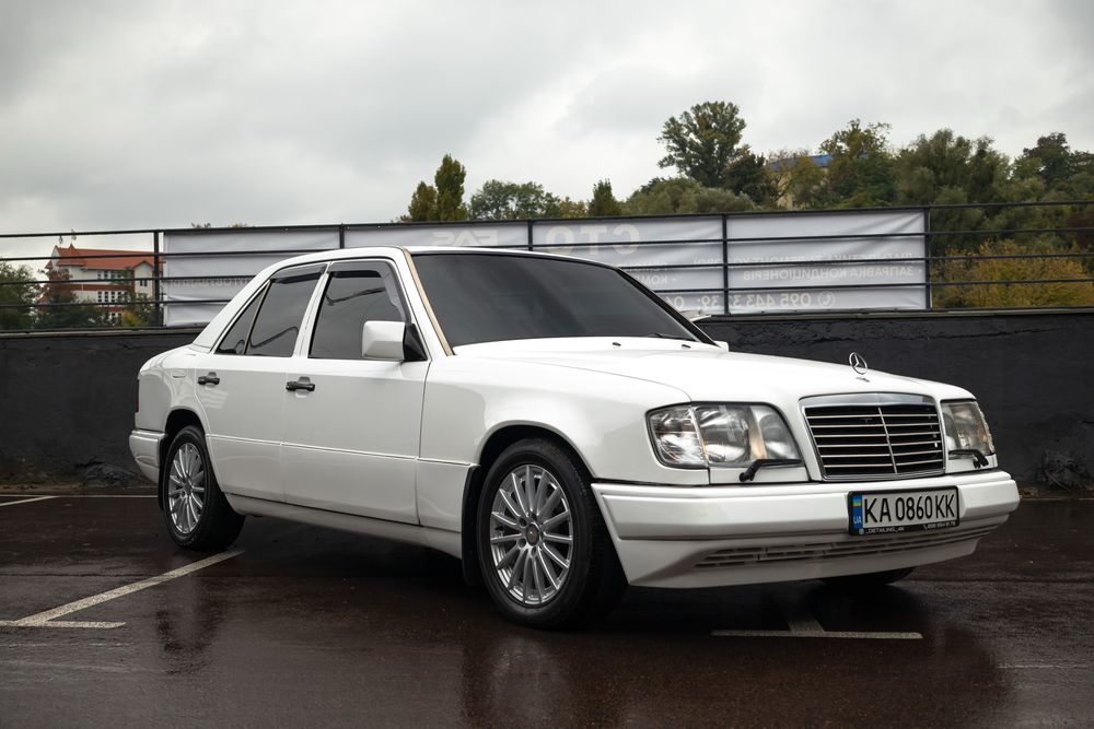 Mercedes-Benz E124 1994 2.2 Газ/Бензин: 5 555 $ - Mercedes-Benz Київ на Olx