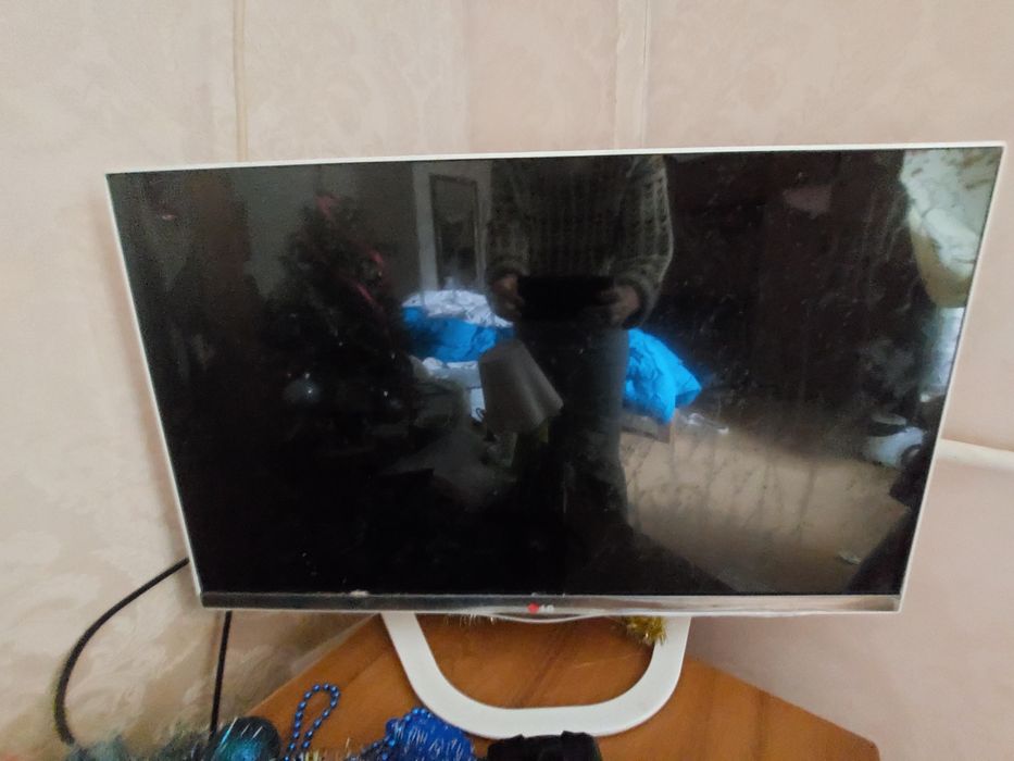 Продам оригинальный телевизор LG  на детали