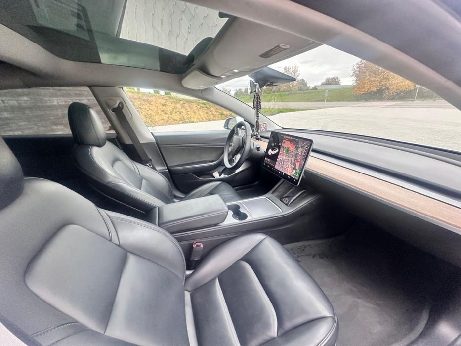 Tesla mоdel 3  2020 рік