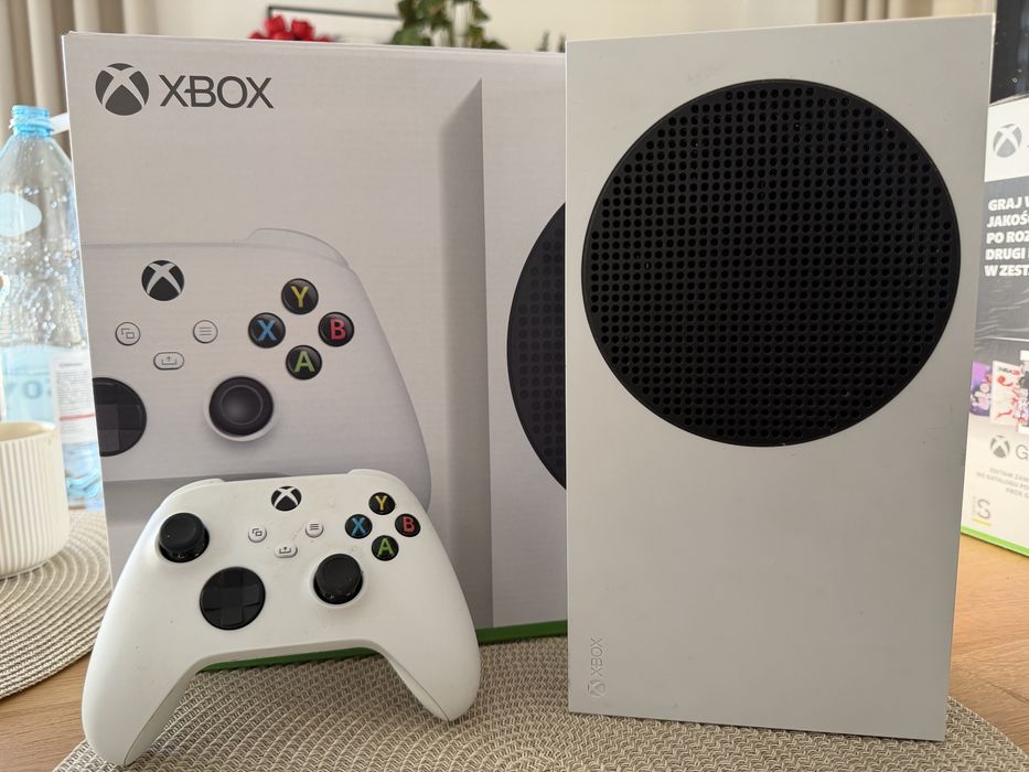 Xbox  series s  komplet z pudelkiem. Stan bardzo dobry plus