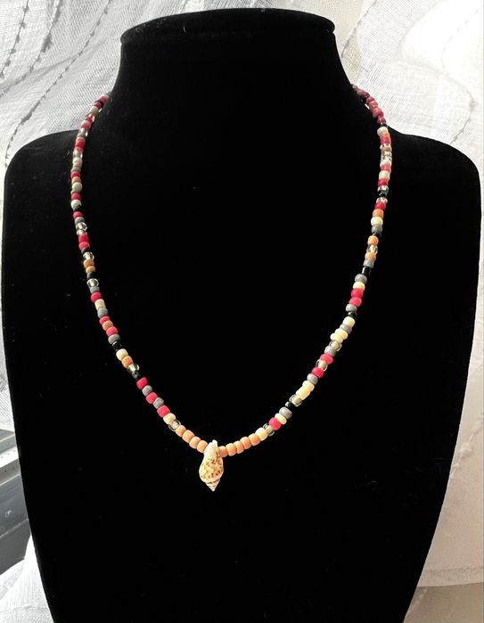 Colar em missangas com pendente