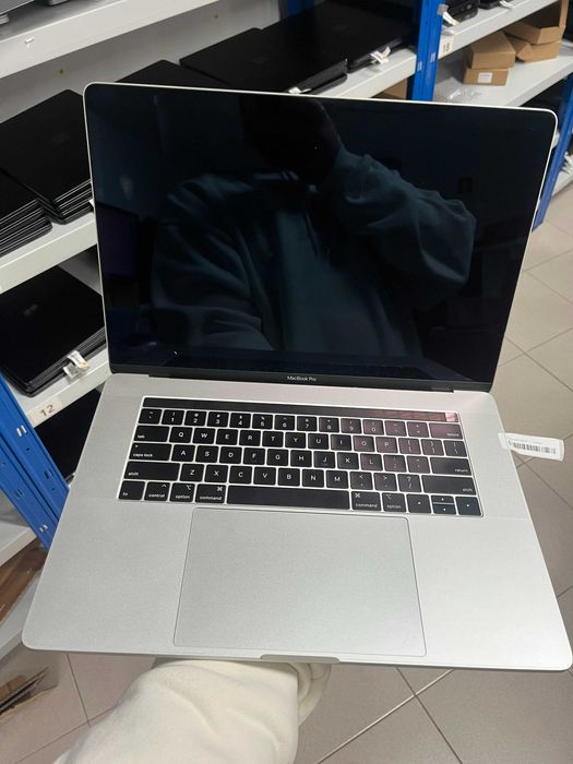 MacBook Pro 15" 2018 i7 32GB 1TB SSD Radeon Pro 555X