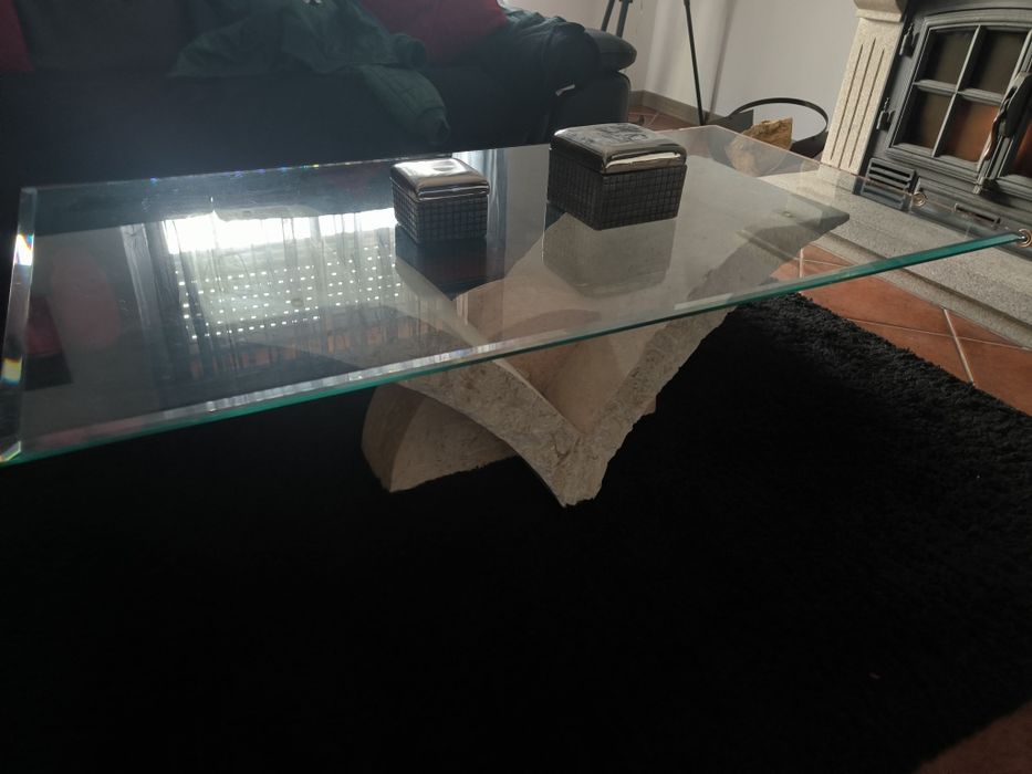 Mesa de centro em vidro com base em pedra