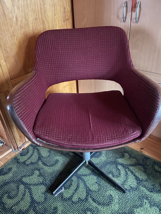 Krzesło drewniane PRL vintage retro antyk czerwone krzesła obrotowe