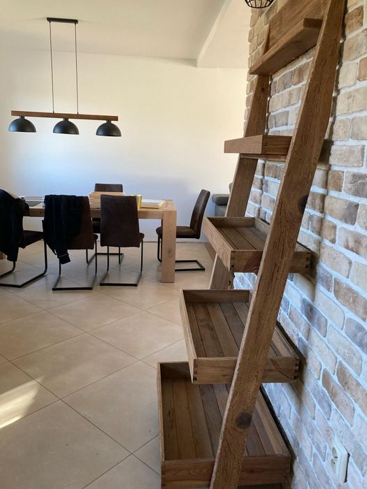 Drabina, regał, drewno.