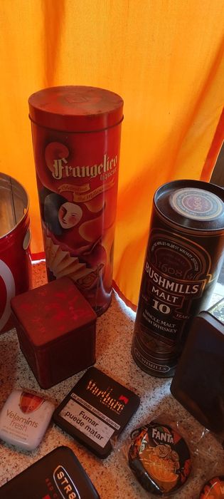 Caixas de lata e outros