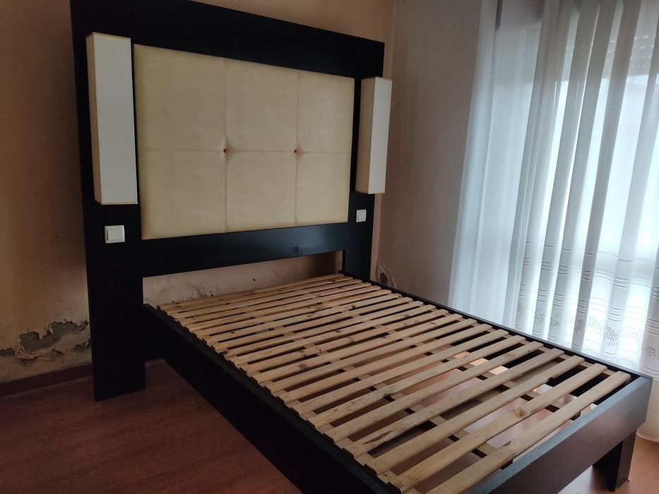 Cama de Casal Feita à Medida com Cabeceira Estofada
