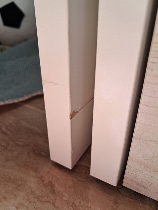 Cama dupla de criança com gavetas e prateleiras