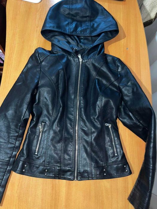 Шкіряна жіноча куртка