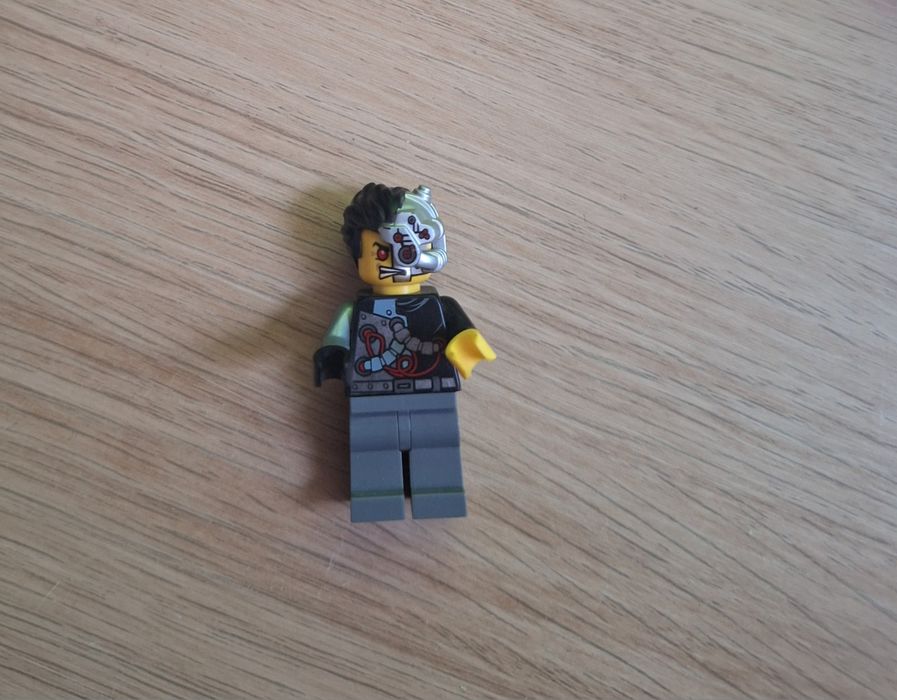 Figurka Cyrus Borg (OverBorg) z serii LEGO Ninjago