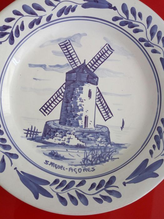 Pratos antigos azul e branco com assinatura