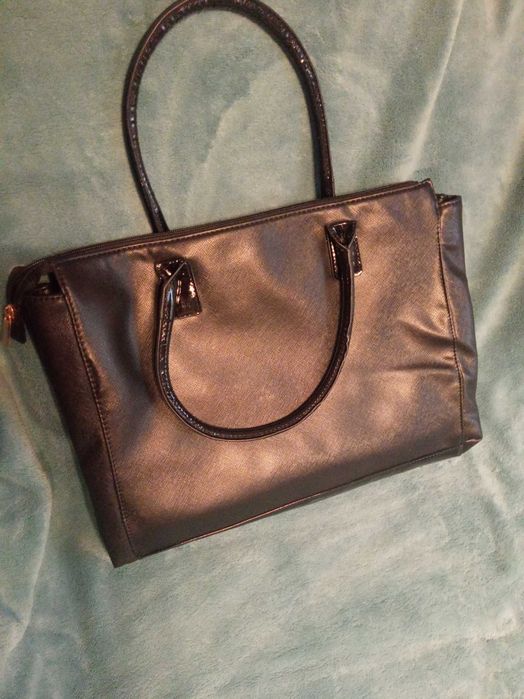 Nowa czarna torba z lakierowanymi rączkami i lakieriwanym dnem